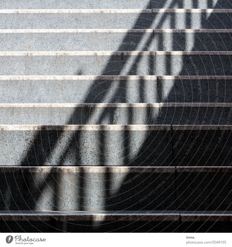Parallelwelt treppe treppengeländer treppenstufen sonnig stein schatten absatz markierung lichtspiel parallel grau sonnenlicht hinauf