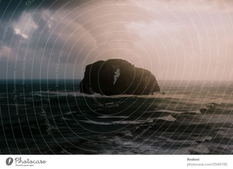 Felseninsel in mutiger See Zentralperspektive Textfreiraum unten Textfreiraum links Naturerlebnis Naturgewalt Tatkraft Leidenschaft Gischt Portugal Madeira