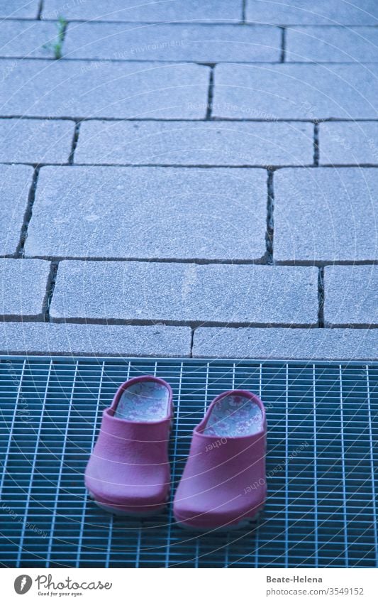 rote Clogs stehen draußen vor der Eingangstür Schuhe ausziehen barfuß Sauberkeit Farbfoto Außenaufnahme Menschenleer Detailaufnahme Outdoor-Fotografie