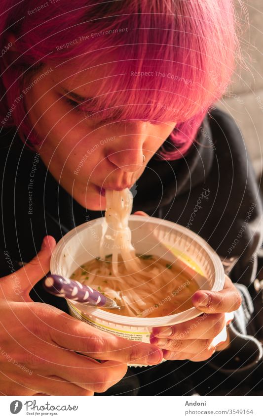 Mädchen mit rosa Haaren isst Nudeln Mensch Jugendliche Haare & Frisuren satt Farbfoto sabbern Mahlzeit Appetit & Hunger Erwachsene Junge Frau Italienische Küche