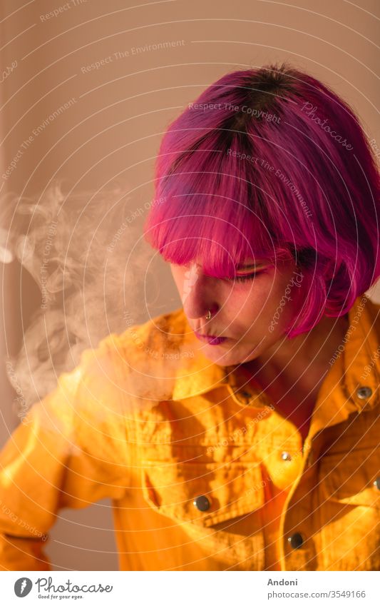 Mädchen mit rosa Haaren raucht grinsen lachen Gesicht Haut Frau Augenbraue Stimmung Porträt Rauchen Brand Zigarette schwarz