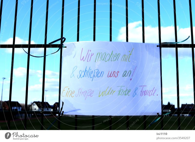 handgeschriebenes Plakat mit bunter Schrift  zum Zeichen der Solidarität während Corona Corona Virus Mitgefühl Einsamkeit Zusammenhalt zusammenhalten herzlich