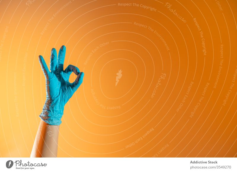 Erntemann in Gummihandschuh mit Ok-Zeichen Handschuh gestikulieren Person Sauberkeit Konzept Hupe Symbol manifestieren behüten Hygiene Gesundheit heimisch