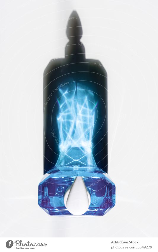 Seifenflasche mit blauer Flüssigkeit, die majestätische Reflexionen erzeugt Flasche Reflexion & Spiegelung Schatten Kontrast Tropfen liquide intensiv Farbe