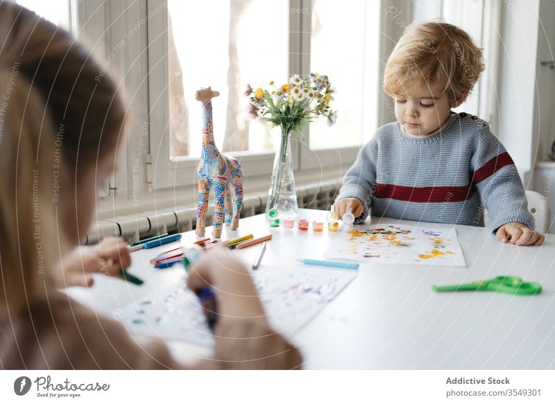 Bruder und Schwester im Vorschulalter malen gemeinsam zu Hause Kinder heimwärts zeichnen Farbe kreativ spielen Vorschule Atelier Wohnzimmer Gouache farbenfroh