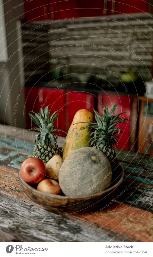 Exotische Früchte auf dem Tisch der Terrasse im Sommer exotisch Frucht Schalen & Schüsseln Melonen Apfel Ananas frisch hölzern Bali Indonesien tropisch