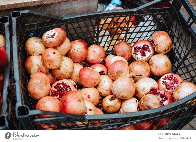 Korb mit frischen Granatäpfeln auf dem Markt Granatapfel reif rot süß Karre Werkstatt Frucht Sommer sonnig Tag Lebensmittel lecker organisch Laden Vitamin