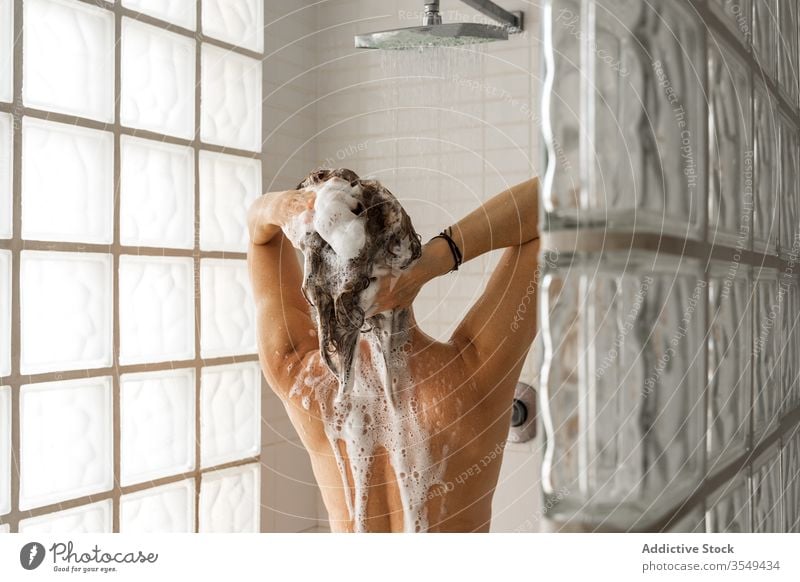 Frau, die Haare wäscht und duscht Waschen Behaarung Dusche Haarwaschmittel schäumen Verkaufswagen Bad nass Haarpflege Sauberkeit Hygiene Wasser strömen Pflege