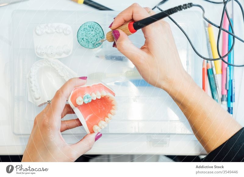 Zahnmedizinstudent übt seine Fähigkeiten im Labor Kiefer künstlich lernen Werkzeug Instrument dental kieferorthopädisch Zähne Bohrer Prothesen Zahnersatz