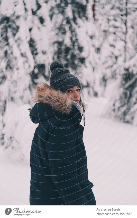 Reisende zu Fuss im verschneiten Wald Reisender Winter Schnee Frau Baum Fichte nadelhaltig stehen Natur Finnland kalt Saison weiß Wetter ruhig Lifestyle