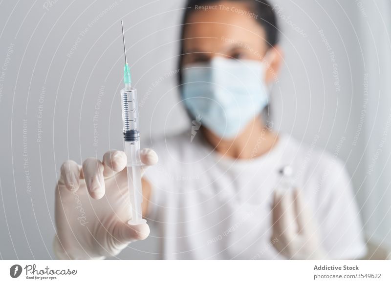 Nicht erkennbare Krankenschwester demonstriert Spritze mit Medikament in Klinik Frau Krankenpfleger Impfstoff Einspritzung neu Antibiotikum Schmerztablette