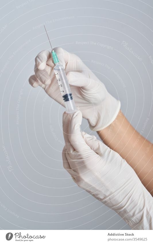 Nahaufnahme der Hände, die eine Spritze halten steril Einspritzung Medizin Impfstoff Gesundheitswesen Leckerbissen Kur Hand medizinisch Pflege Handschuh Impfung
