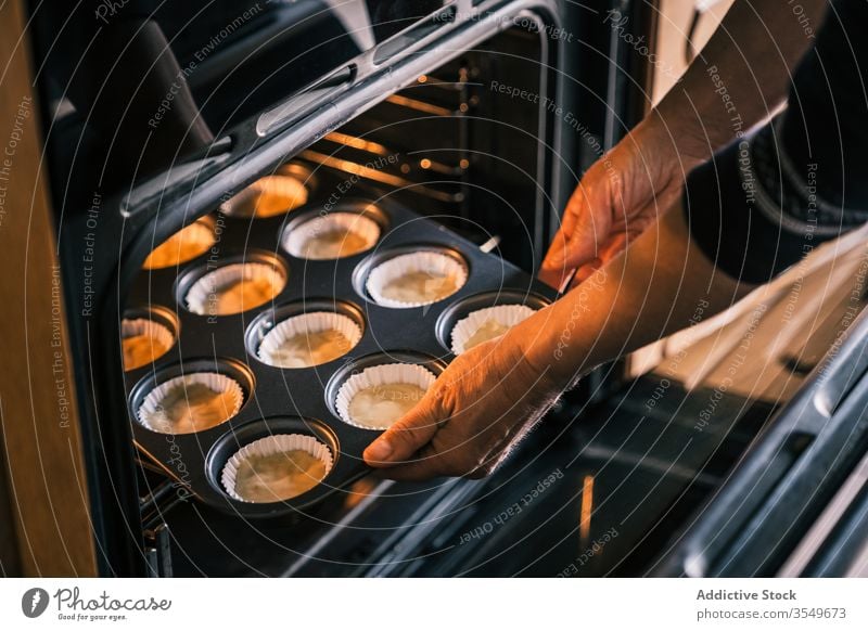 Ältere Frau backt zu Hause Muffins im Ofen Tablett backen älter Koch Muffin-Gehäuse Teigwaren Bäckerei gealtert Senior heimwärts Küche selbstgemacht heimisch