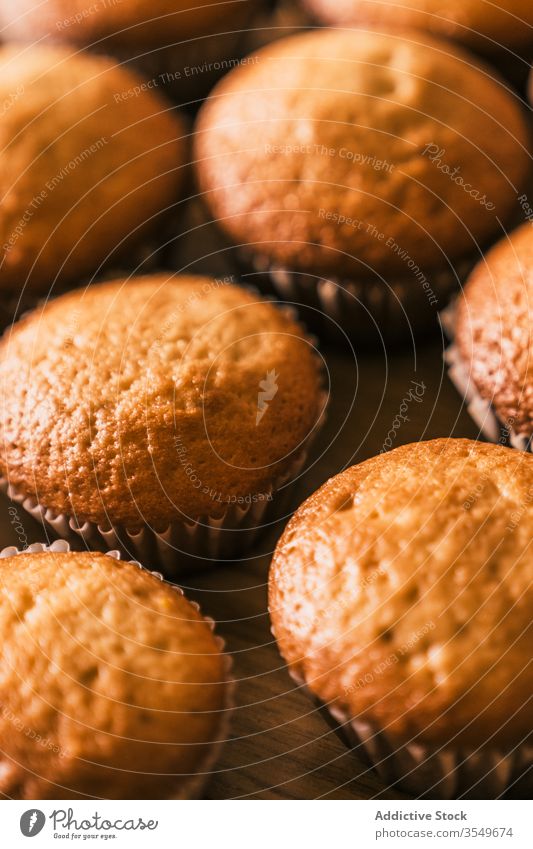 Verzehrfertig gebackene Muffins lecker Konditor Koch Muffin-Gehäuse selbstgemacht Küche geschmackvoll Tisch Dessert Bäckerei Produkt Papier Muffin-Einlage