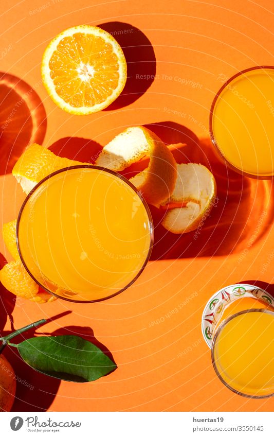 Orangensaft von oben auf farbigen Hintergründen. frisch Frucht Gesundheit Lebensmittel Zitrusfrüchte Saft reif Hintergrund trinken natürlich Scheibe sunligth