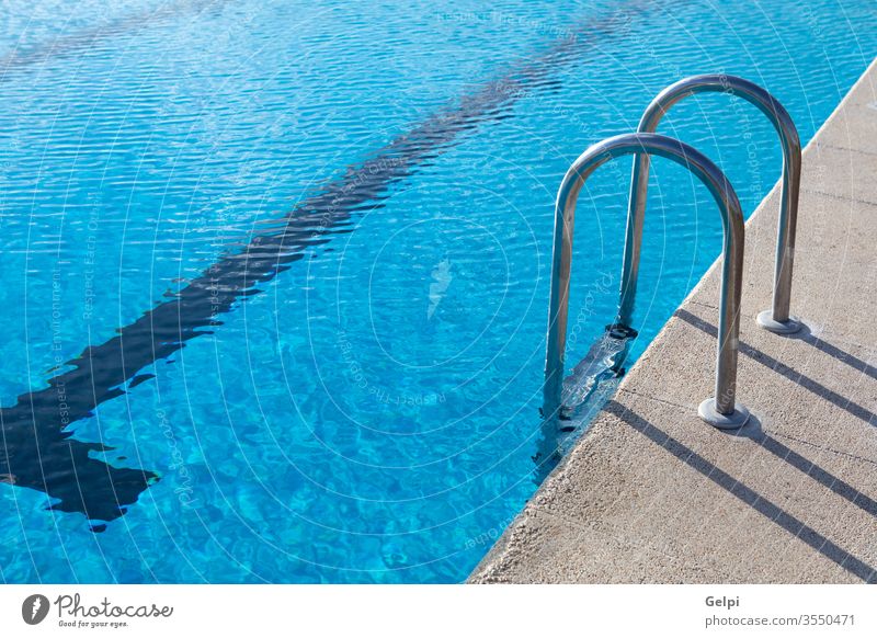 Olympisches Schwimmbad mit blauem Wasser Pool Lifestyle Sommer sonnig Freizeit niemand modern Reichtum ruhig schwimmen Gesundheit Resort Sport Hotel Urlaub Spa