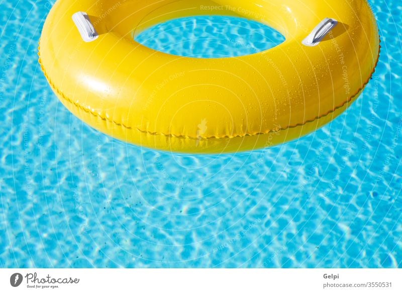 Gelber großer Schwimmer auf Pool Resort blau Wasser gelb niemand Ring Spaß schwimmen aufblasbar tropisch reisen Sommer Hotel leer Gummi winken Raum Sonne