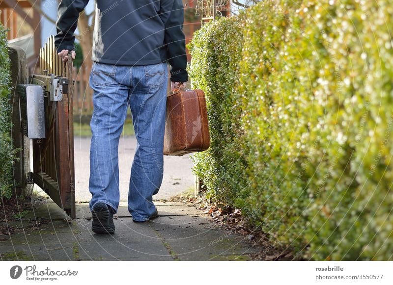 Beginn einer Reise | Vorfreude aufbrechen abreisen Urlaub Mann Mensch gehen Gartentor verlassen Koffer Geschäftsreise Urlaubsreise allein einzeln