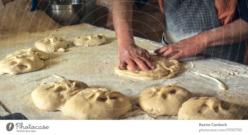 Nahaufnahme männlicher Hände, die Teig ausrollen, um traditionelles Ramadan-Brot herzustellen Bäcker Bäckerei Koch Lebensmittel Mahlzeit lecker geschmackvoll