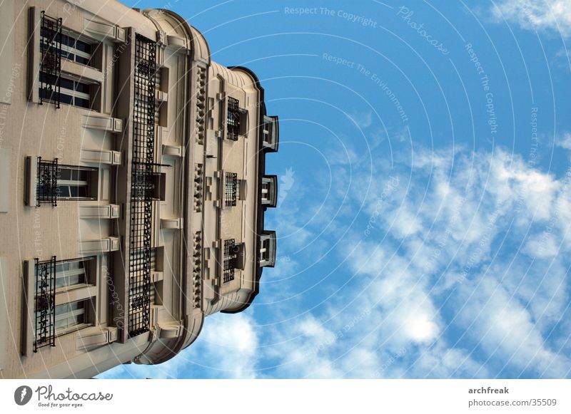 Bürgerliche Träume in Paris Wolken Fassade Stuck Balkon Architektur Himmel Perspektive