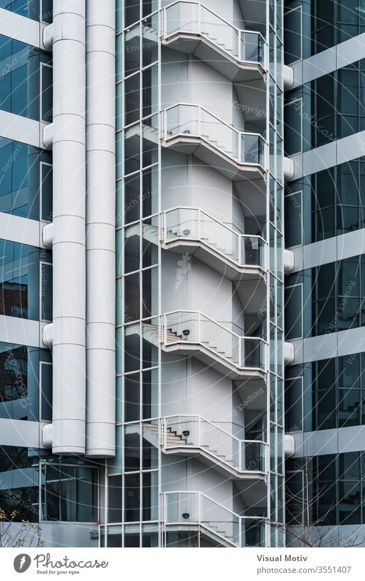 Außentreppe und Glasfassade eines Bürogebäudes Gebäude Fassade Fenster Architektur architektonisch urban Metropolitan konstruiert Struktur geometrisch Formen