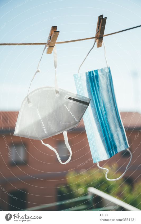 Schutzmasken, die zur Desinfektion in der Sonne hängen Mundschutz Gesichtsbehandlung erhängen Sonnenlicht trocknen Seil Wäscheklammern Balkon Fenster Bund 19
