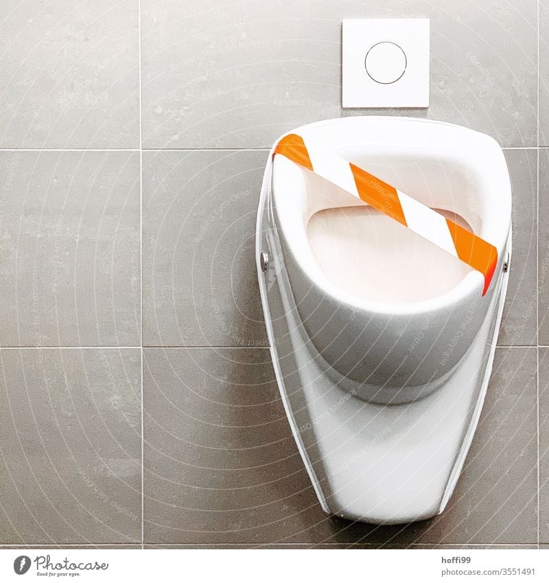 gesperrtes Urinal - Abstand halten Toilette geschlossen hygiene Hygienemaßnahme Hygienevorschrift covid-19 Coronavirus Pandemie Virus Schutz Infektionsgefahr