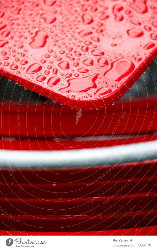 Erfrischung wär schön jetzt Stuhl Tisch Wetter Regen Wasser glänzend kalt nass rot Wassertropfen Tischplatte Farbstoff lackiert Regenwasser Straßencafé Café