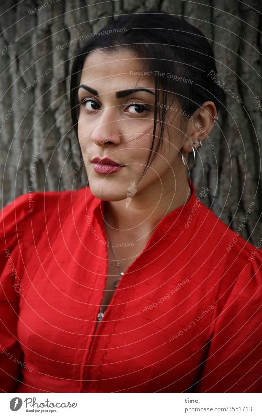 Estila | Lieblingsmensch dunkelhaarig zopf langhaarig kleid beobachten schauen feminin frau wald baum natur schön konzentration rot ohrring schmuck