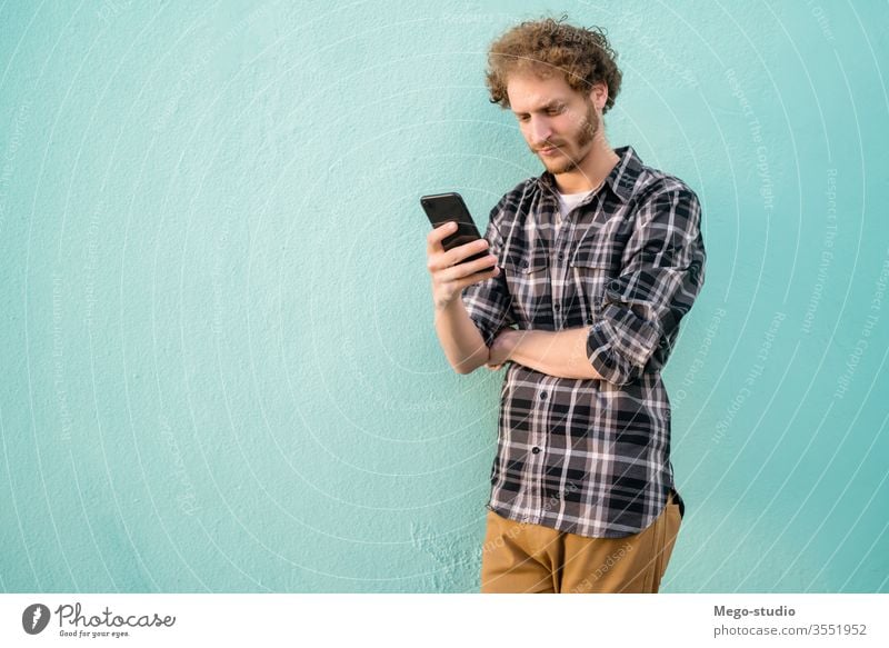 Ein Mann, der sein Handy benutzt. Mobile Telefon Person Erwachsener männlich Typ jung Menschen gutaussehend Glück Zelle Anruf Technik & Technologie lässig