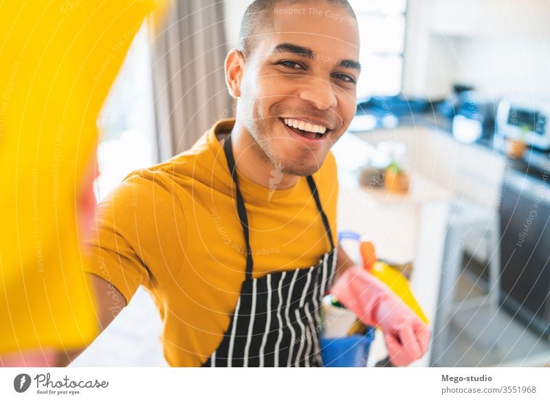 Lateinamerikanischer Mann putzt neues Haus. abschließen Sauberkeit Dienst Raumpfleger Haushaltsführung Hand Mikrofaser modern Reinigungsmittel Appartement