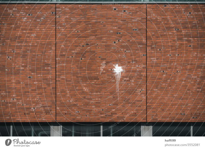 weißer Farbfleck an der Wand Farbbeutel Kunst Fleck Punkt Aufgeplatzt aufplatzen werfen abstrakt Strukturen & Formen Kreis