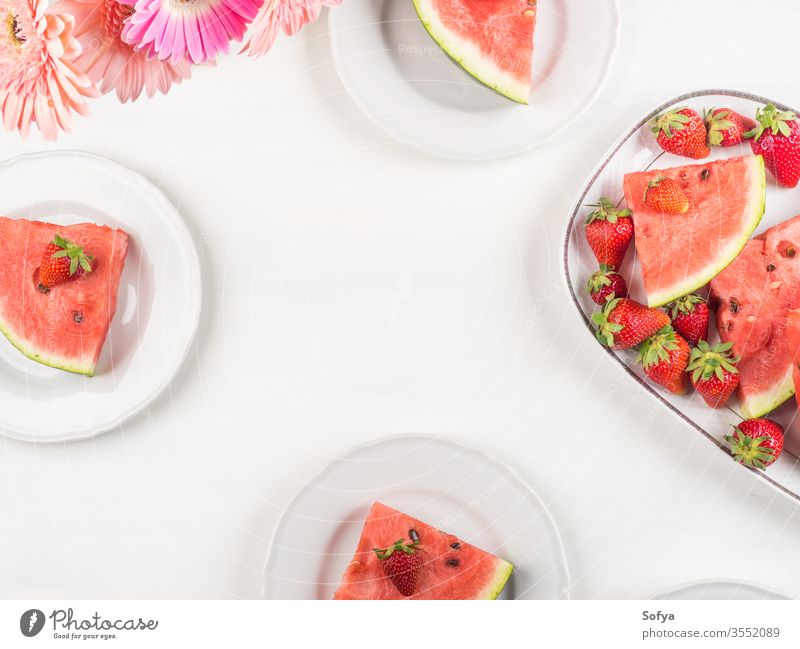 Wassermelonenscheiben auf Tablett auf weißem Holztisch Sommer erdbeeren Scheiben Keramik rosa hölzern Tisch frisch Snack Beeren Blumen lecker schön hell essen