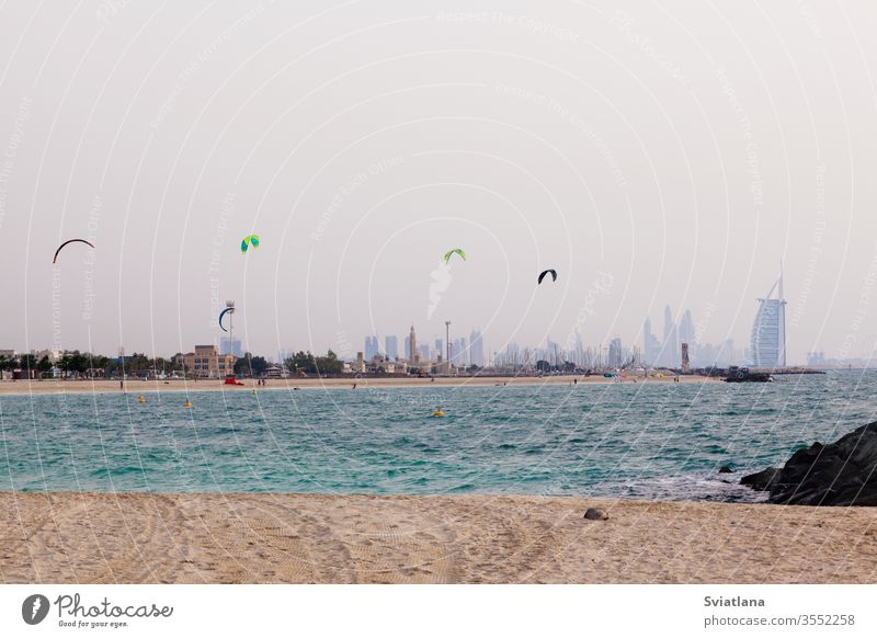 Schöne Promenade und Ferienort Kite Beach in Dubai Drachenstrand Sandstrand Konstruktion Stühle offen Strand Sommer Küstenlinie schäumen Feiertag Natur Meer