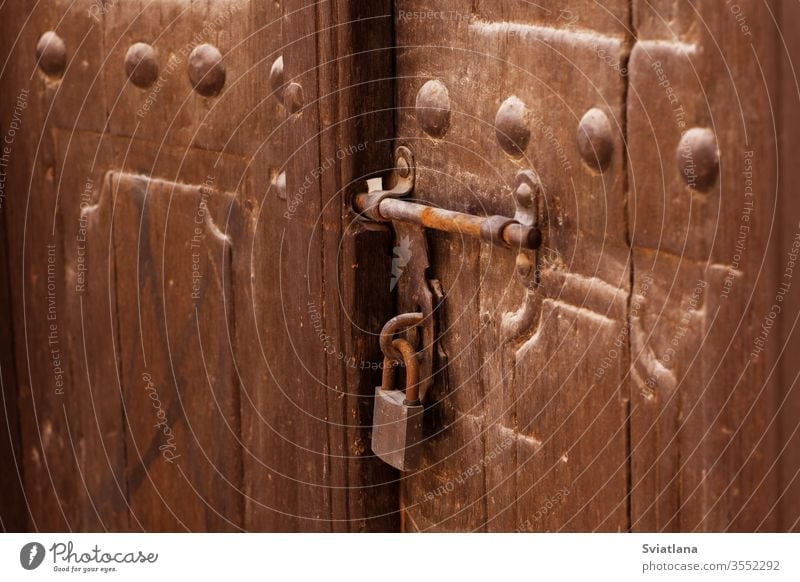 Antike Türen in den Straßen des alten Dubai altehrwürdig Holz Design hölzern Hintergrund Wand Vintage-Einzelhandel Textur rustikal rau Vintage-Tür