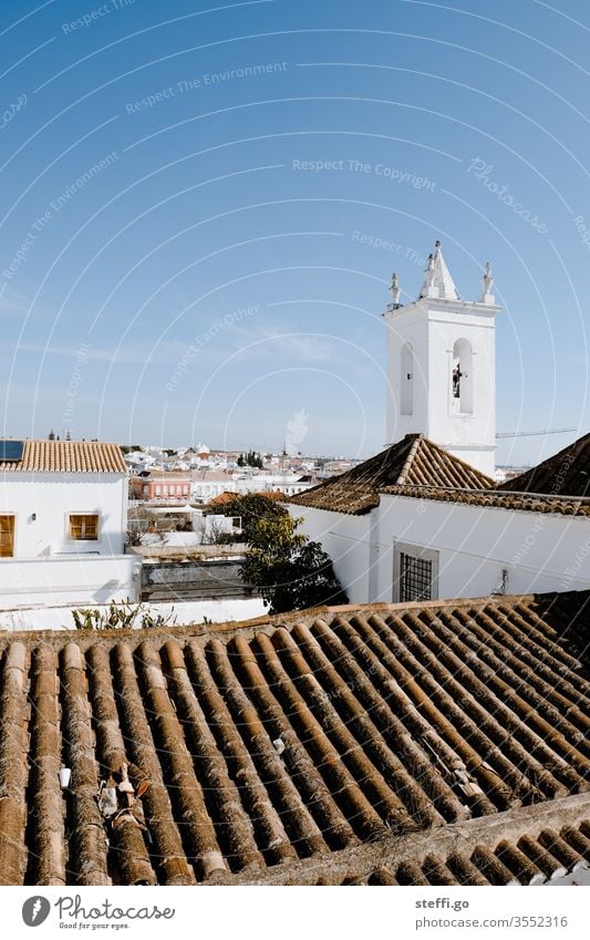 Aussicht über Tavira, Portugal Algarve ausblick Kirchturm Farbfoto Ferien & Urlaub & Reisen Außenaufnahme Panorama (Aussicht) Textfreiraum oben Menschenleer