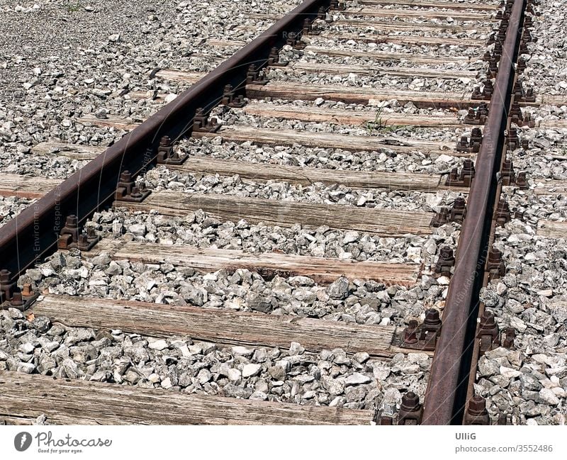 Eisenbahngleise - Alte, rostige Eisenbahnschienen. Schienen Gleise Schienenstrang Transport Verkehr Infrastruktur gerade Linien Paar parallel Schwellen Holz