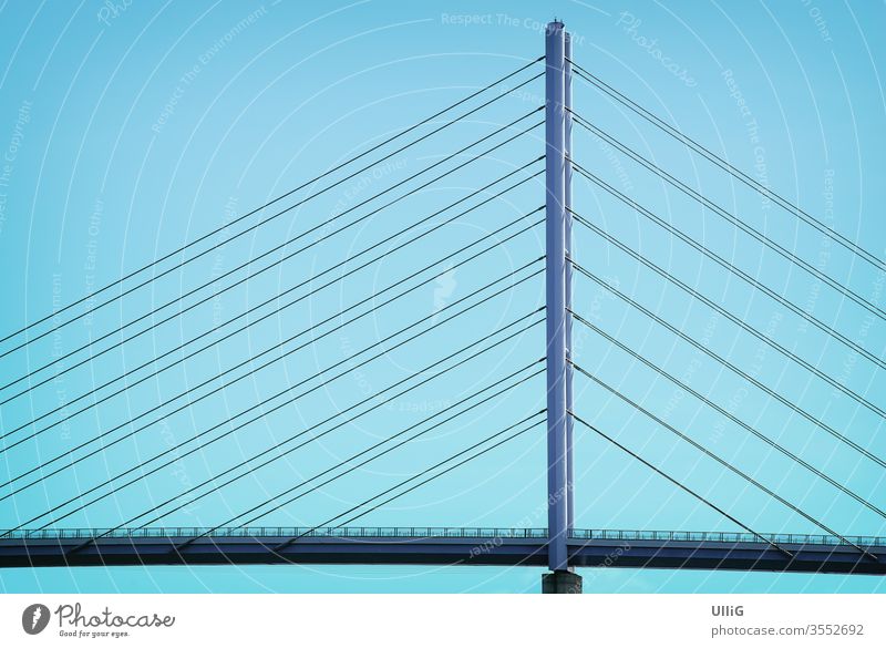 Brückenkonstruktion - Ansicht des Pylons der sogenannten Rügendammbrücke, die das Festland und die Insel Rügen verbindet, Hansestadt Stralsund, Mecklenburg-Vorpommern, Deutschland.
