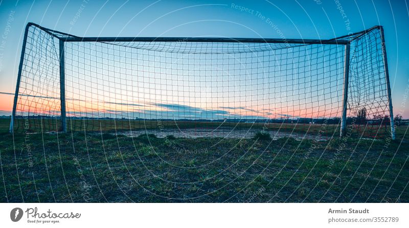 Fußballtor im Sonnenuntergang mit blauem Himmel und Wiese Architektur Herbst Hintergrund Ball Berlin Nahaufnahme Wolkenlandschaft Konkurrenz leer Europa Abend