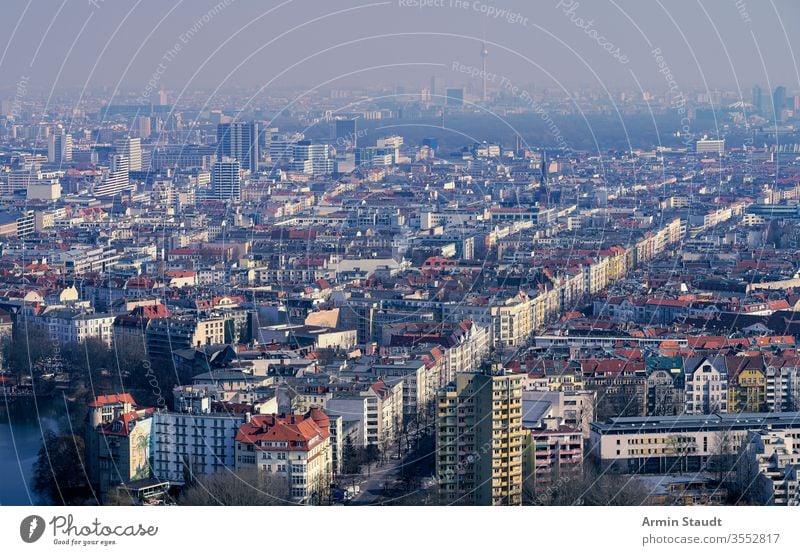 Luftbildpanorama von Berlin an einem nebligen Tag Skyline Straße Luftaufnahme Architektur Anziehungskraft Gebäude Antenne Großstadt Ausflugsziel Staubwischen