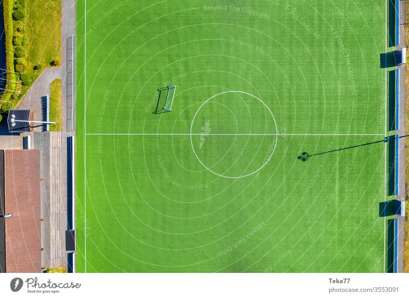 Auf dem Bolzplatz #1 Fußball Sport von oben drone Sportplatz grün leer Ballsport