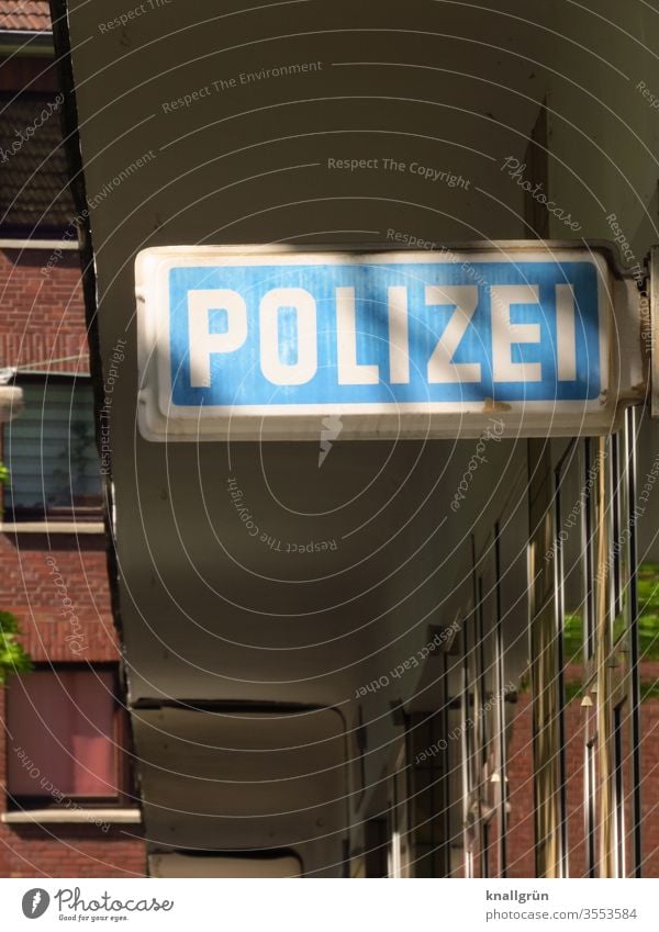 Leuchtschild POLIZEI über dem Eingang zu einer Polizeidienststelle Dienststelle Schilder & Markierungen Außenaufnahme Tag Licht und Schatten Hauseingang