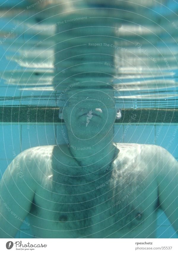 coming up for air Schwimmbad Reflexion & Spiegelung Mann Wasser Unterwasseraufnahme blau Schwimmen & Baden