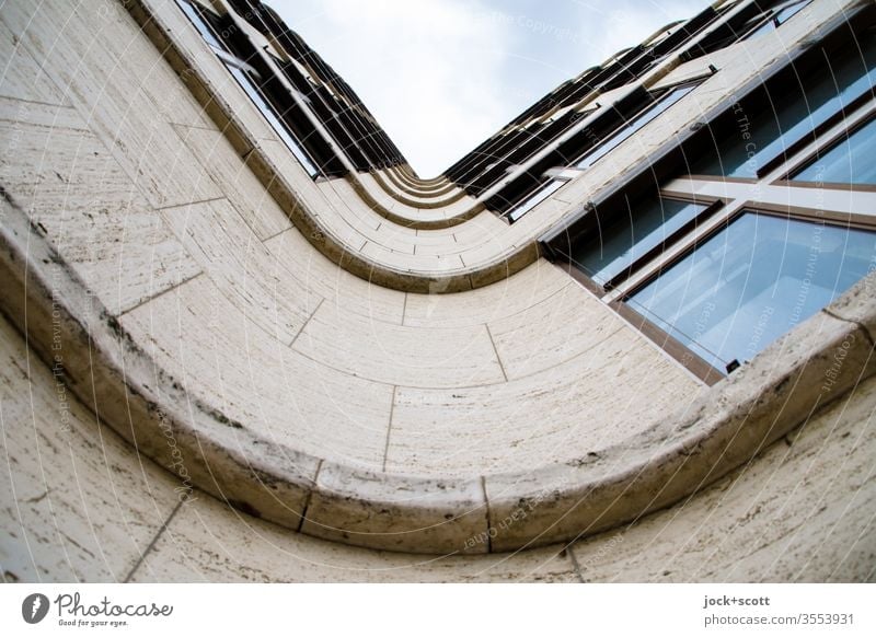 Fassade mit Schwung geschwungen Architekturfotografie Froschperspektive Strukturen & Formen Gebäude Fenster Fassadenverkleidung Wellenform Symmetrie Stil