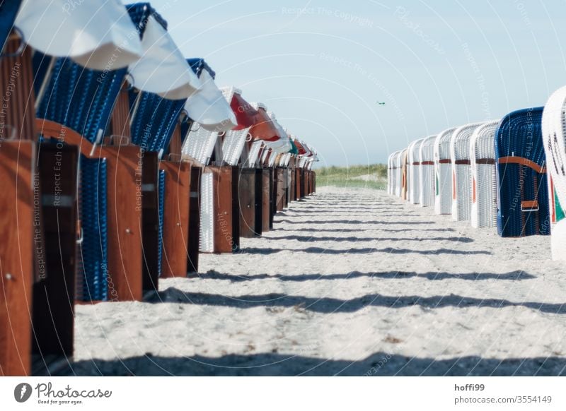 Strandkörbe in Reihe warten auf die Gäste Strandkorb Meer Strandkorbvermietung Lockdown Leerstand leerstehend Ostsee Ferien & Urlaub & Reisen Sand Küste