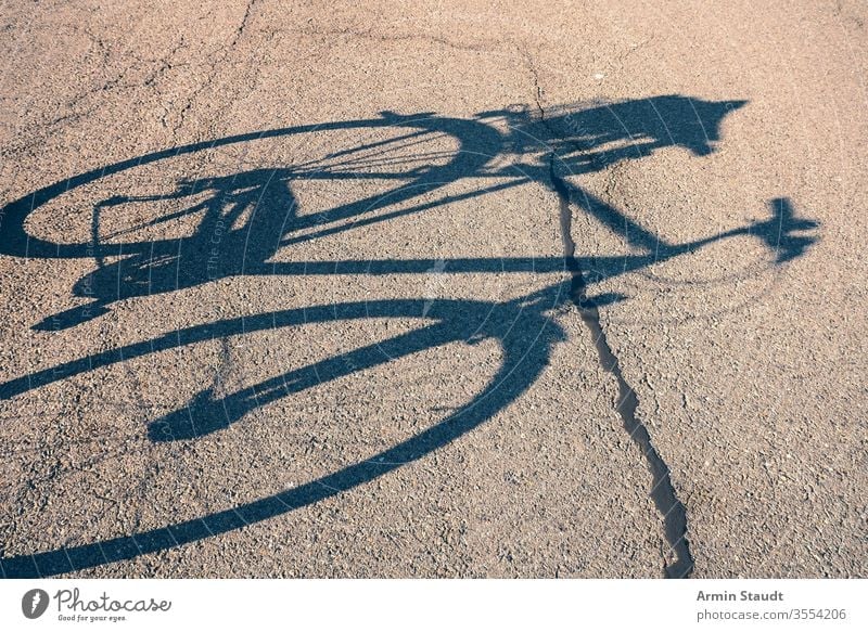 Schatten eines Fahrrads auf der Straße Fahrradfahren im Freien Radfahren Aktivität Lifestyle Asphalt Großstadt Zyklus Freizeit Natur außerhalb Pedal Silhouette