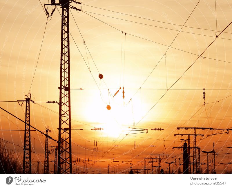 Energiezeitalter Elektrizität Sonnenuntergang Strommast rot gelb Umweltverschmutzung Verkehr Energiewirtschaft Bahnhof Kabel Netz Smok