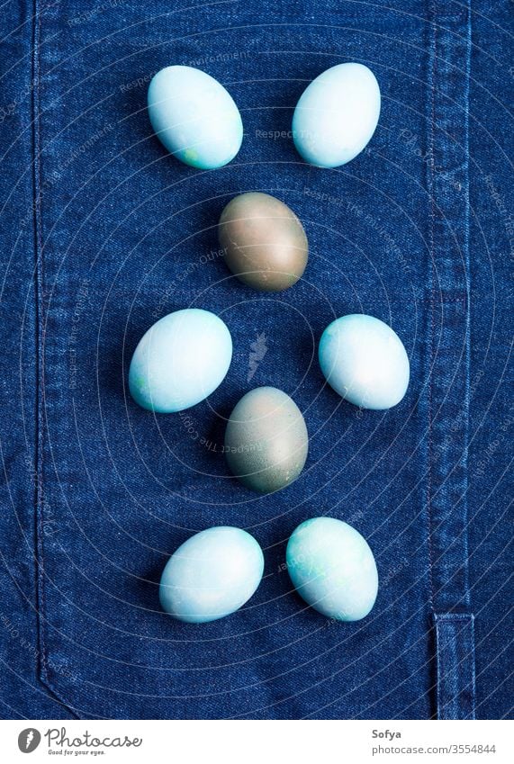Gekochte Ostereier als Hasensymbol auf blau Ostern Ei Pastell Farbe Jeanshose Textil Feiertag Frühling Design Lebensmittel gekocht Pute hart flache Verlegung