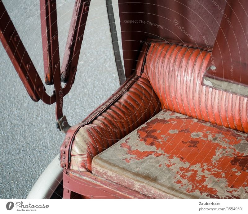 Rote Sitzbank und Verdeck einer Fahrrad-Rikscha, etwas abgewetzt Bank Polster rot abgeschabt gebraucht alt Verkehr Personenverkehr retro Verkehrsmittel
