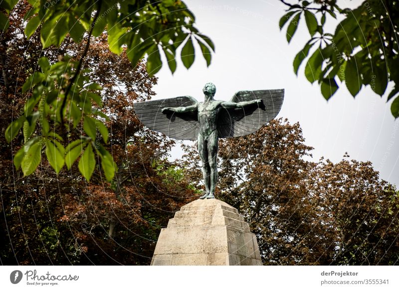 Otto Lilienthal-Denkmal in Berlin Blick nach oben Blick nach vorn Vorderansicht Ganzkörperaufnahme Oberkörper Porträt Starke Tiefenschärfe Kontrast Schatten